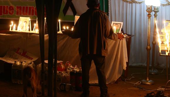 La población del centro poblado San Miguel del Ene continúa velando a las víctimas de la matanza del último domingo. (Foto GEC)