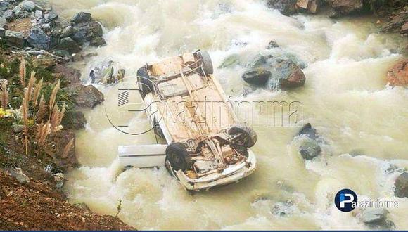 Automóvil cae al río y ocupantes se salvan de milagro