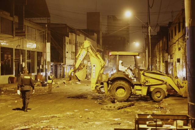 Personal municipal, provistos de maquinaria pesada, retiraron maderas, cartones, verduras y otros objetos que están acumulados en la vía. (Foto: Cesar Grados/GEC)