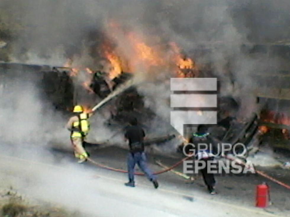 Así quedó el bus incendiado tras el choque con cisterna (FOTOS)