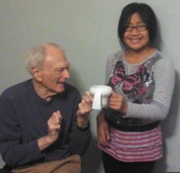 Niña inventa taza para su abuelo que padece mal de Parkinson
