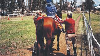 Niños con discapacidad reciben sesiones de equinoterapia en Huancayo