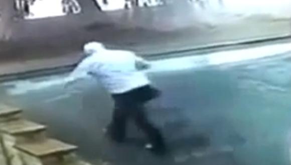 Video: Hombre se salvó de morir fulminado por un rayo