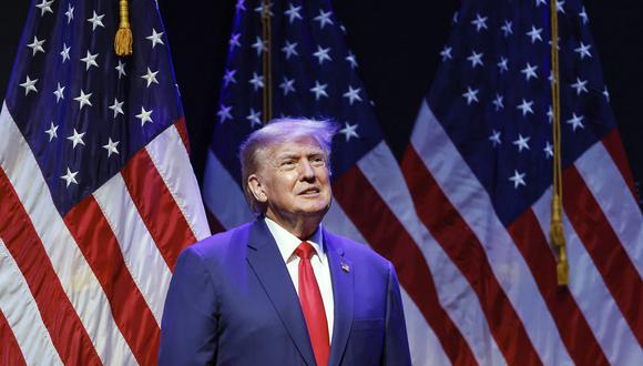 El expresidente de los Estados Unidos, Donald Trump, llega al escenario para hablar sobre política educativa en el Teatro Adler en Davenport, Iowa, el 13 de marzo de 2023. (Foto de KAMIL KRZACZYNSKI / AFP)
