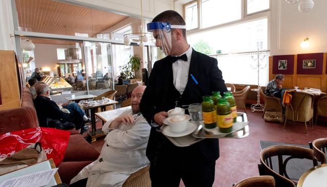 Cafés y restaurantes fueron el último sector de la economía en volver a abrir este viernes en Austria, que sigue flexibilizando las restricciones impuestas para frenar el coronavirus, aunque con estrictas medidas de protección. (AFP / JOE KLAMAR).