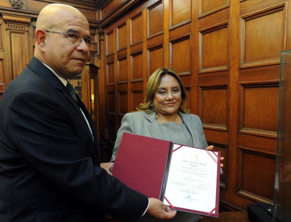 Carmen Rosa Núñez entregó suscredencial para reemplazar a Michael Urtecho