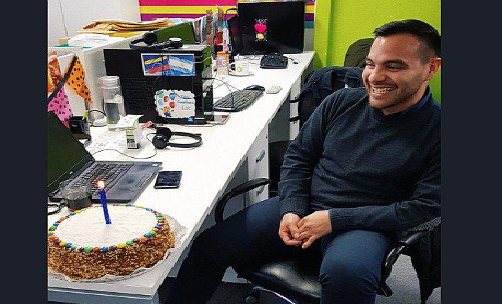 Joven venezolano celebra su cumpleaños después de muchos años y fuera de su país (FOTOS)