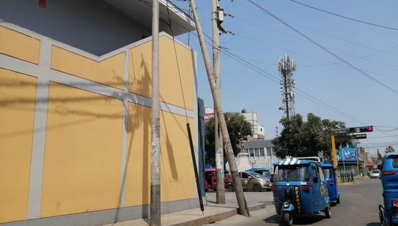 Chincha: Poste de concreto a punto de caer cerca de colegio inicial 243.