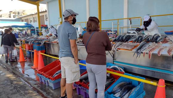 En el terminal pesquero se ofrece variedad de productos marinos. (Foto: Carmen Meza)