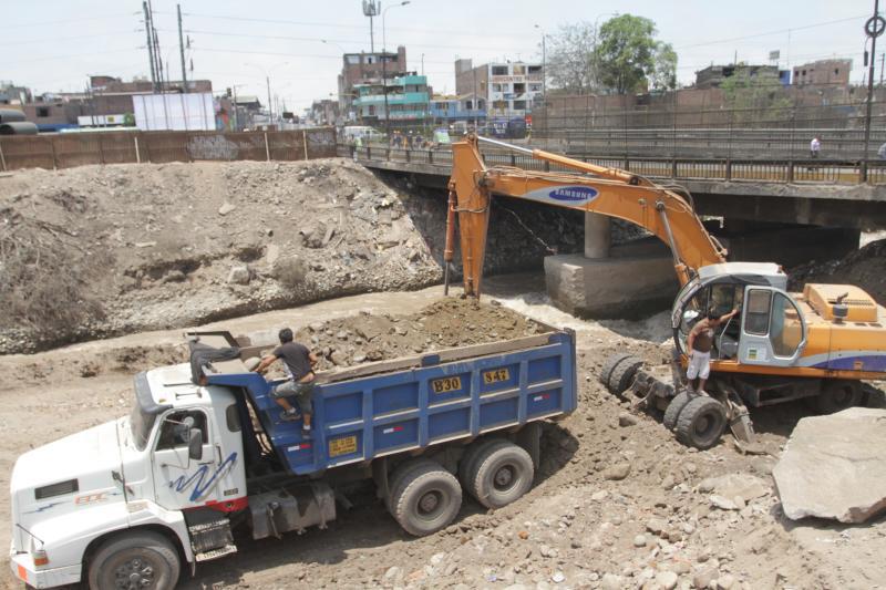 Se inició construcción de puente provisional en avenida Universitaria 