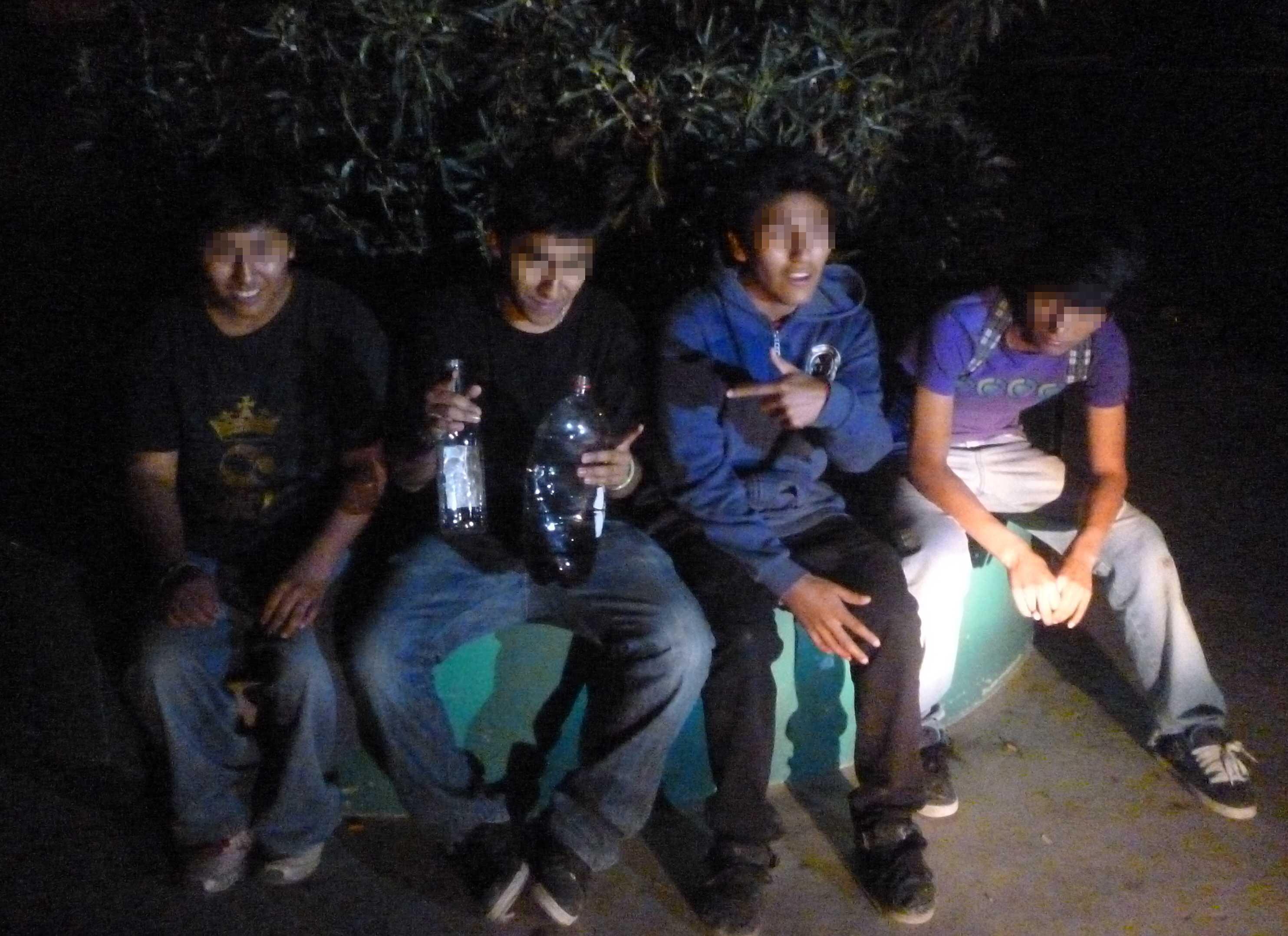 Sorprenden a cuatro escolares libando licor en el cercado