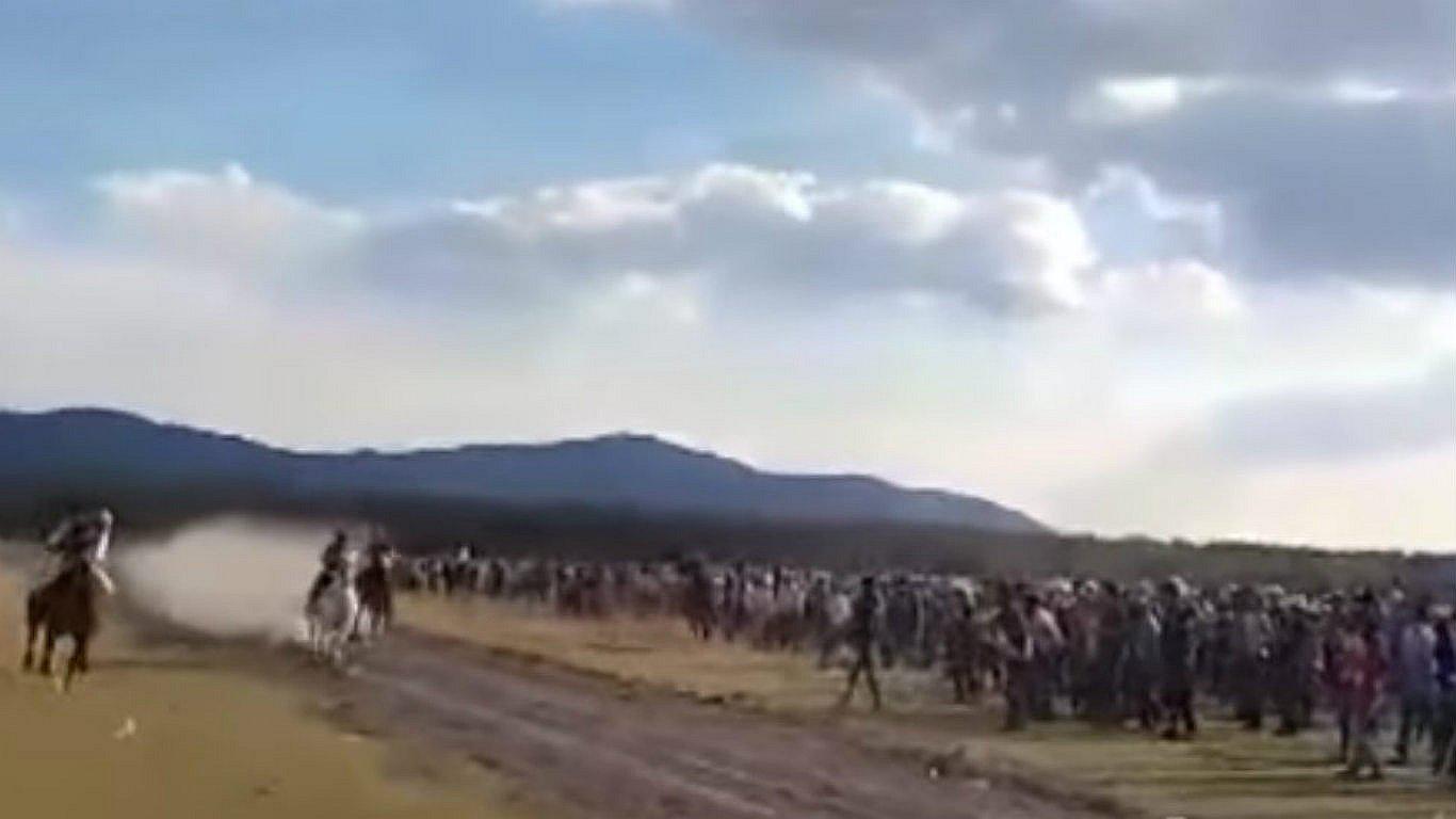 Los XV de Rubí: hombre muere al caer y ser arrollado por caballo (VIDEO)