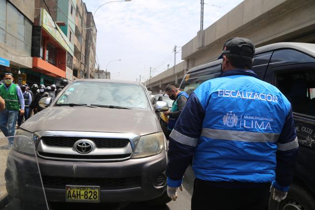 Personal de fiscalización de la Municipalidad de Lima realizó este miércoles una operación para retirar vehículos que se encontraban estacionados de manera irregular en la avenida Aviación. (Foto: MML)