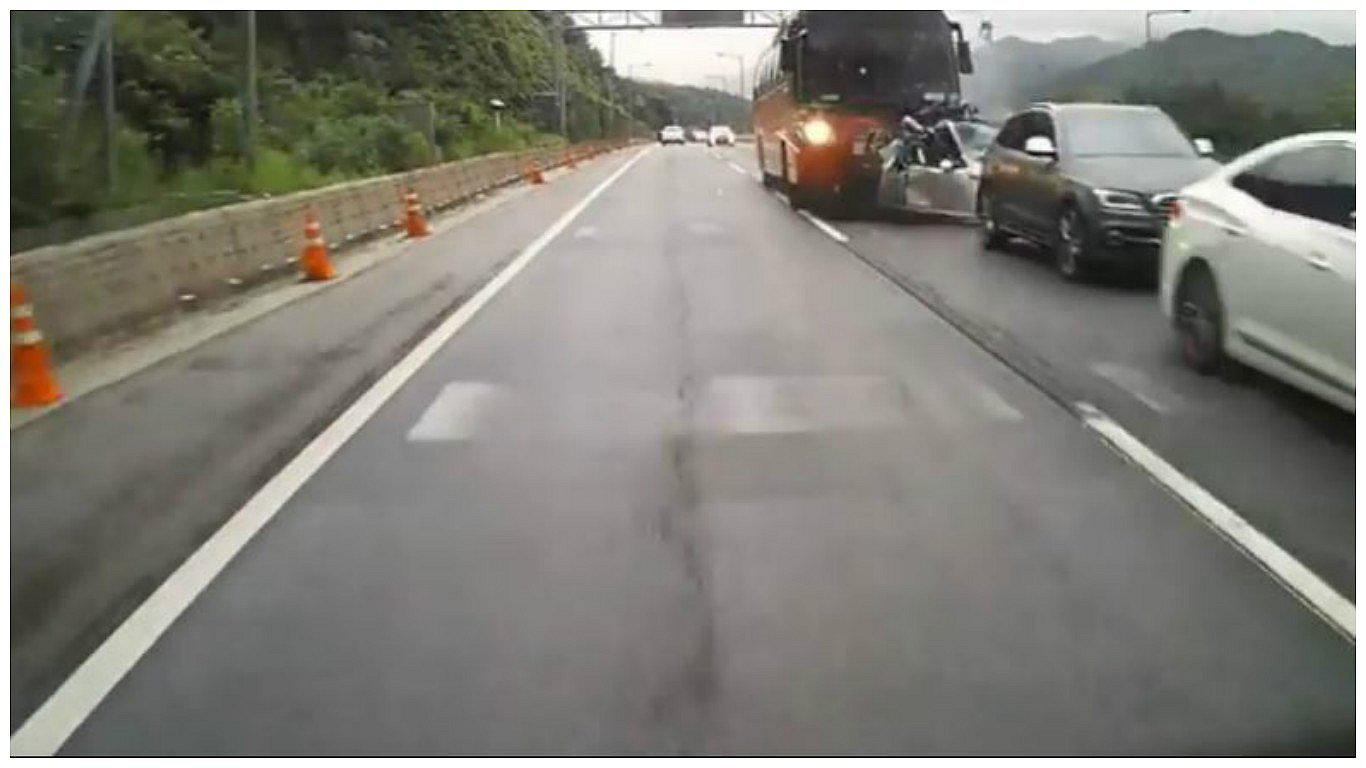 YouTube: Cambió de carril y esta simple acción lo salvó de morir (VIDEO)