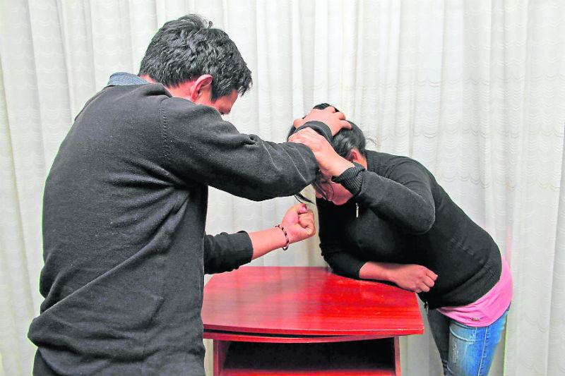 Esposos se agarran a golpes por tenencia de automóvil