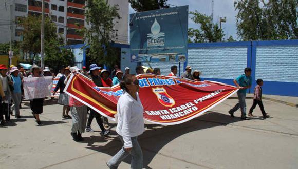 Padres del colegio Santa Isabel arremeten contra Sedam 