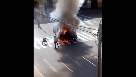 Camioneta se incendió en la plaza de Armas de Ica