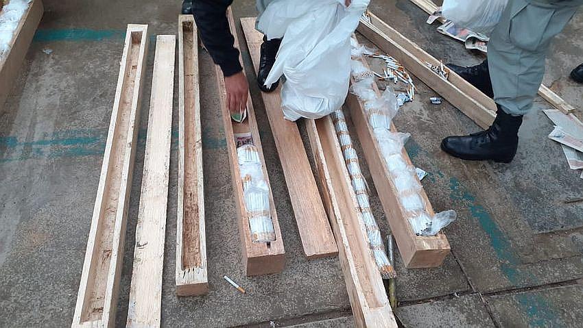 Encuentran cigarrilos camuflados en listones de madera