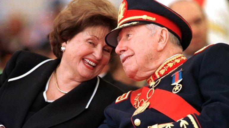 ​Acusan a viuda de Pinochet de enriquecerse con bienes donados por el Estado