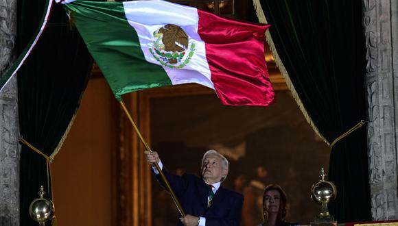 Al ritmo de música de mariachi y gritándole porras, los seguidores de López Obrador se congregaron en las inmediaciones de Palacio Nacional, donde reside el político mexicano. (Foto: imagen referencial Pedro Pardo / AFP)