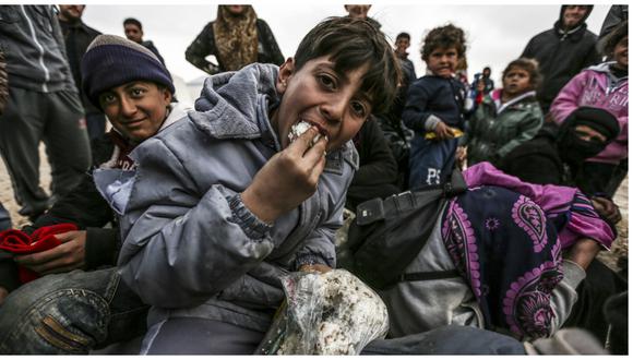 Unos 30.000 refugiados sirios se agolpan en la frontera turca