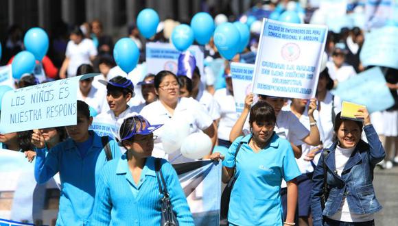 Enfermeras de Essalud inician huelga indefinida en región
