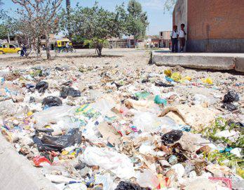 En A. H. San Martín calles llenas de basura