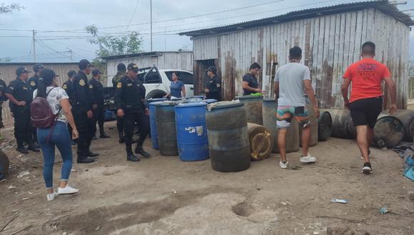 Los agentes policiales hallaron siete cilindros con petróleo de procedencia ecuatoriana en el centro poblado Cuchareta Alta