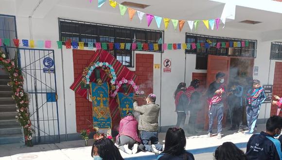 Adultos participan en actividad de homenaje a cruz dentro de la institución educativa del Estado. (Foto: Difusión)