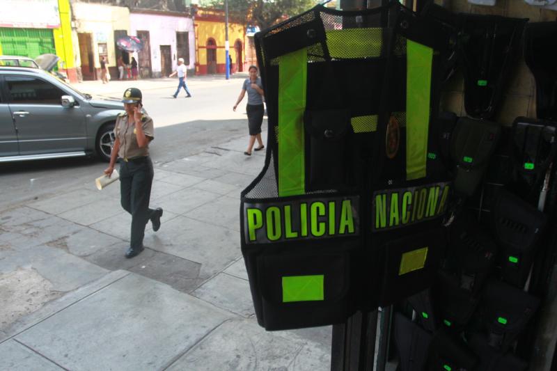 Denuncian distribución de uniformes a policías con medidas inadecuadas