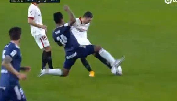 Renato Tapia intentó desviar el disparo de Escudero que terminó en el 3-2 de Sevilla ante Celta de Vigo. (Fuente: LaLiga)