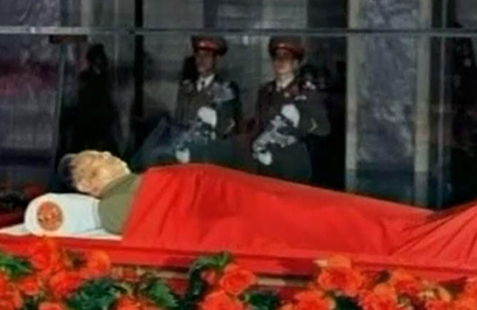 Televisión muestra el cadáver de Kim Jong-il cubierto con una tela roja