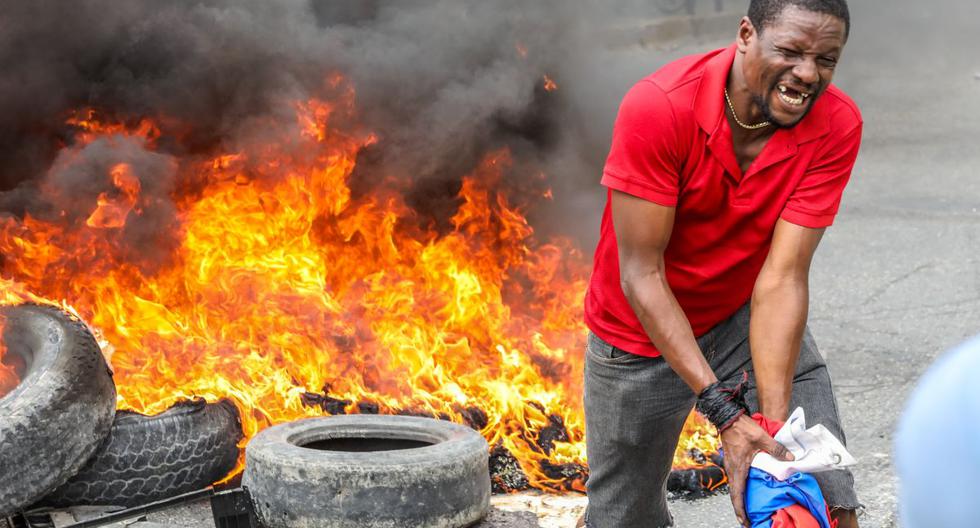Imagen referencial. Los manifestantes de la oposición queman neumáticos durante una protesta para exigir la salida del presidente de Haití Jovenel Moise el 18 de noviembre de 2020. (Foto de Valerie Baeriswyl / AFP).
