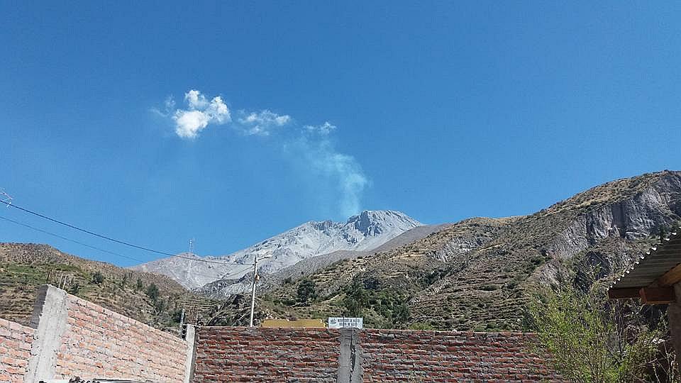 Volcán Ubinas expulsa gases y vapor de agua a mil metros de altura