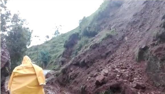Huaico bloquea vía de acceso a distrito y deja aislados a pobladores (VIDEO)