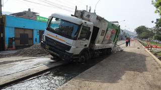 Camión de basura y bus de transporte quedan atascados en una zanja de obra de la Av. Alcázar, en el Rímac