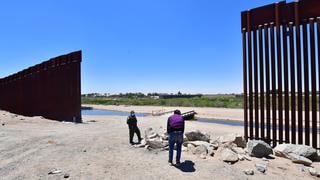 Migrantes aprovechan abertura en muro de la frontera para ingresar a EE.UU.