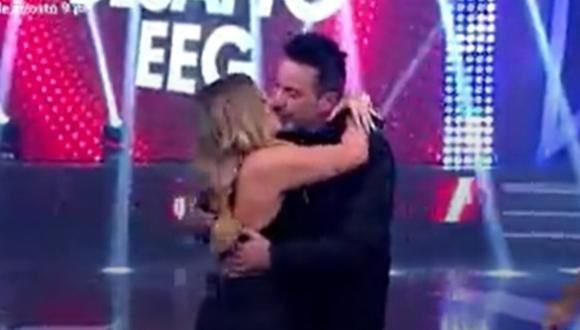 Carlos Carlín y Johanna San Miguel se besan en "Esto es guerra". (Foto: Captura América TV).