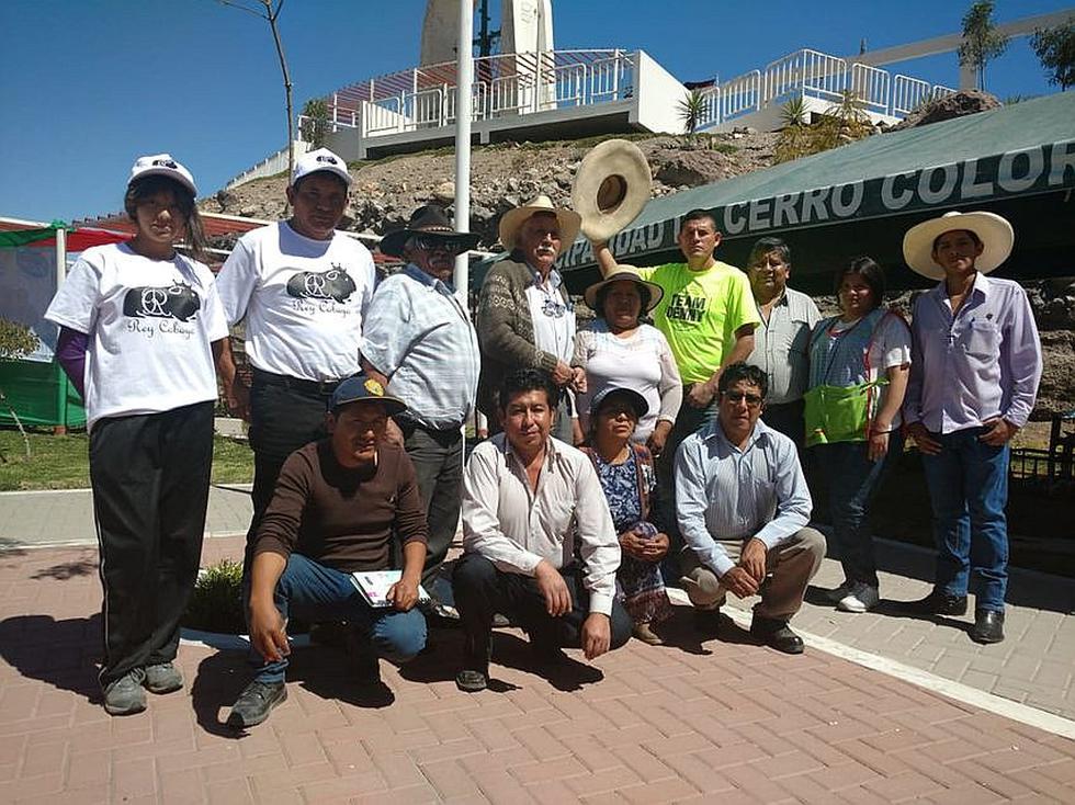 Juzgamiento y venta de comida en el Festival del Cuy en Cerro Colorado