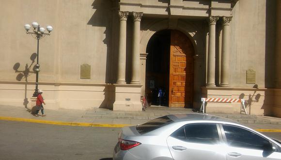 Puerta de Catedral de Tarma cae debido a antigüedad de bisagra