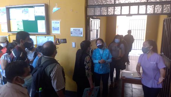 Ciudadanos alborotaron el ingreso a Municipalidad de Huánuco por no portar certificado de vacunación/Foto: Correo