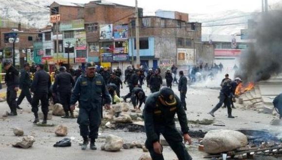 Huelguistas bloquean y restringen el tránsito en la región Puno 
