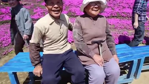 YouTube: Plantó miles de flores para lograr que su esposa ciega vuelva a sonreír 