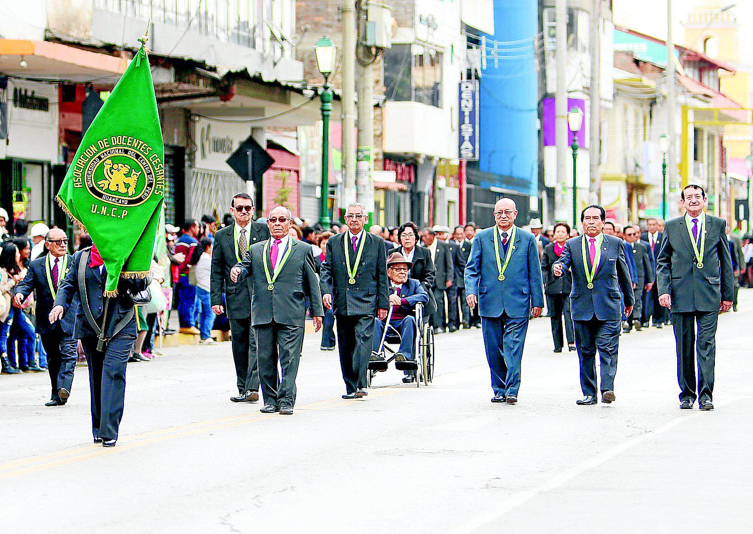 Comunidad universitaria cumple 59 años de creación y lo celebra con desfile