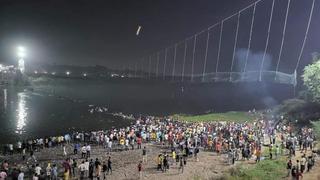 India: Al menos 60 muertos en el colapso de un puente colgante