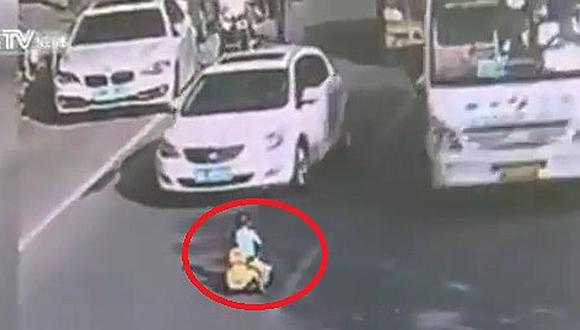 YouTube: niño jugaba en medio de peligrosa autopista, pero esto pasó (VIDEO)