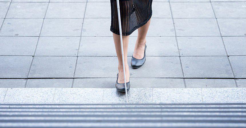 Mujer fingió ser ciega por 28 años para no volver a saludar a la gente  nunca más 