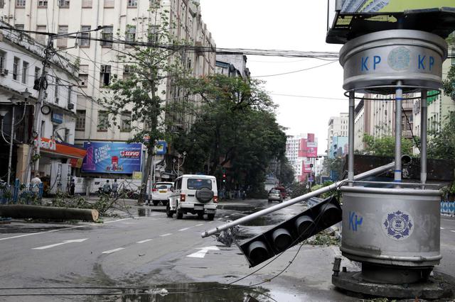 Un semáforo dañado después de que el ciclón Amphan tocara tierra, en Kolkata, India, el 21 de mayo de 2020. (EFE / EPA / PIYAL ADHIKARY)