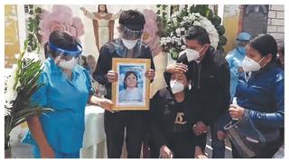Emotiva despedida de técnica de enfermería fallecida por COVID-19 en Piura