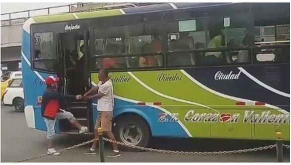 San Juan de Miraflores: registran el instante que delincuentes roban a pasajero (VIDEO)